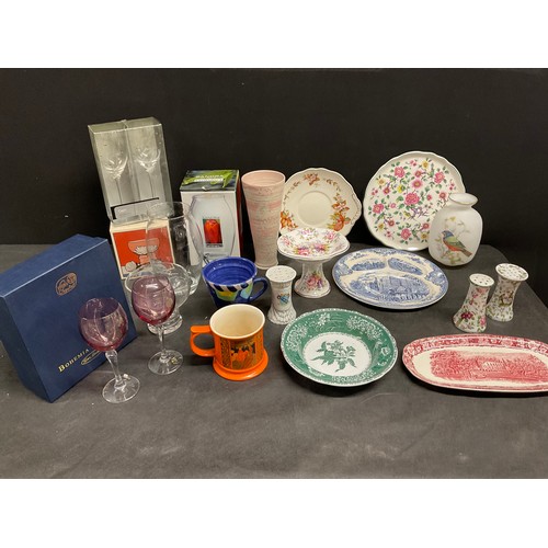 138 - BOX OF CHINA AND GLASSWARE TO INCLUDE: DARTINGTON GLASS R0SE BOWL, BOHEMIAN CRYSTAL GLASSES, BONE CH... 