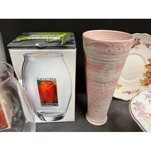 138 - BOX OF CHINA AND GLASSWARE TO INCLUDE: DARTINGTON GLASS R0SE BOWL, BOHEMIAN CRYSTAL GLASSES, BONE CH... 