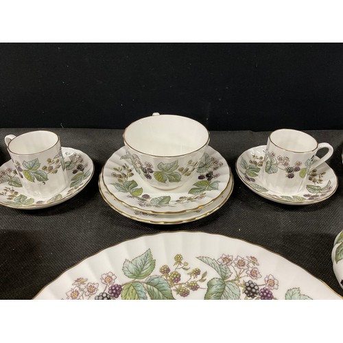 146 - ROYAL WORCESTER DINNER AND TEA SERVICE 51 PIECES