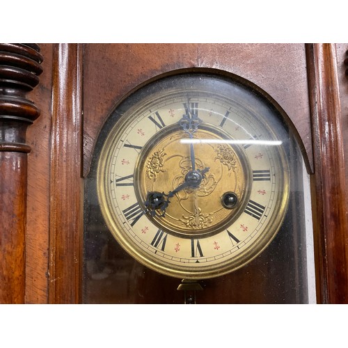 147 - VICTORIAN SPRING VIENNA WALL CLOCK COMPLETE WITH KEY AND PENDULUM - EAGLE FINIAL TO TOP. HEIGHT: 35