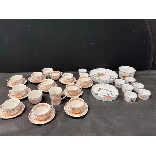 148 - BOX OF ROYAL WORCESTER EVESHAM PATTERN ITEMS AND A TEA SET