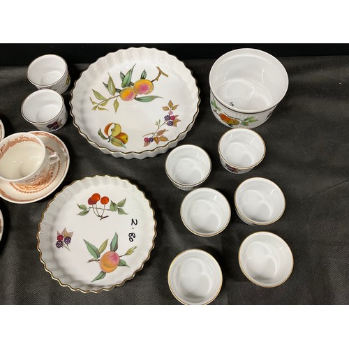 148 - BOX OF ROYAL WORCESTER EVESHAM PATTERN ITEMS AND A TEA SET