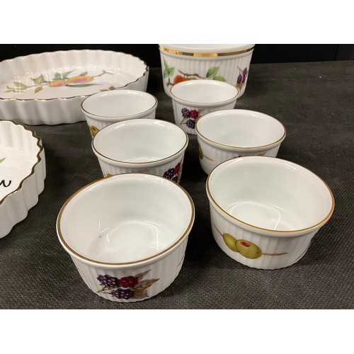 148 - BOX OF ROYAL WORCESTER EVESHAM PATTERN ITEMS AND A TEA SET