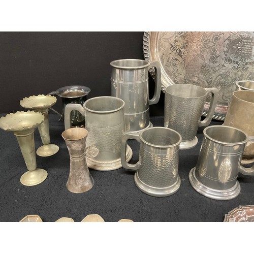 225 - BOX OF METALWARE TO INCLUDE: SILVER PLATE AND PEWTER ITEMS - TANKARDS, TRAYS ETC