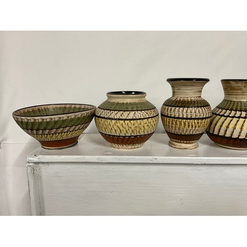 181 - BOX OF STUDIO POTTERY TO INCLUDE VASES, POTS, PLATES ETC