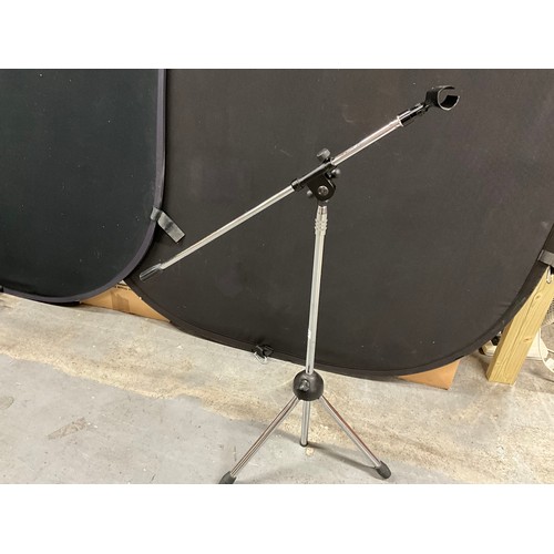 205 - EXTENDING MICROPHONE STAND