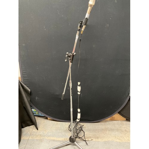 206 - EXTENDING MICROPHONE STAND AND MICROPHONE