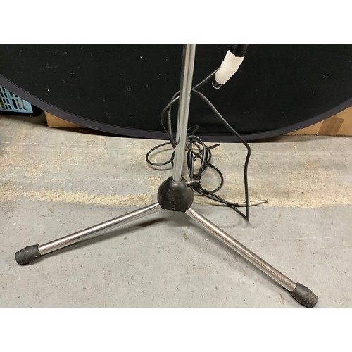 206 - EXTENDING MICROPHONE STAND AND MICROPHONE