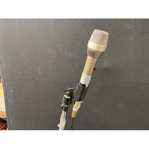 206 - EXTENDING MICROPHONE STAND AND MICROPHONE