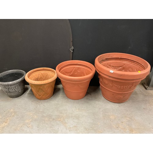 236 - 4 LARGE PLASTIC GARDEN POTS - VARIOUS SIZES