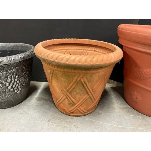 236 - 4 LARGE PLASTIC GARDEN POTS - VARIOUS SIZES