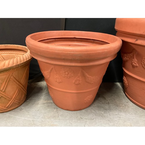 236 - 4 LARGE PLASTIC GARDEN POTS - VARIOUS SIZES