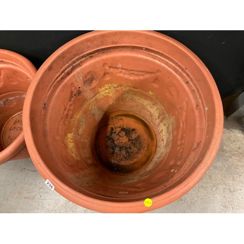 236 - 4 LARGE PLASTIC GARDEN POTS - VARIOUS SIZES