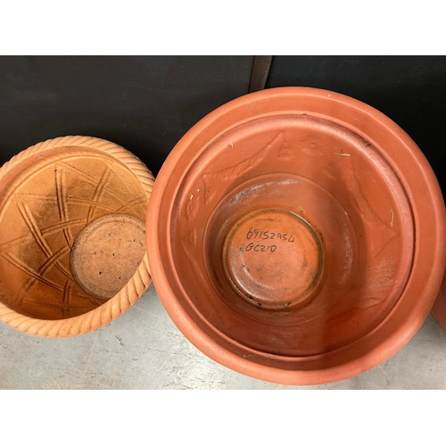 236 - 4 LARGE PLASTIC GARDEN POTS - VARIOUS SIZES