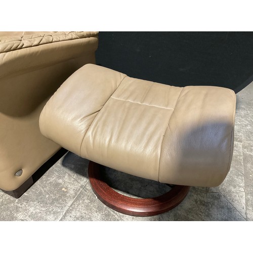 250 - MOCHA LEATHER STRESSLESS ALL RECLINING SETTEE CHAIR AND FOOT STOOL  (CHAIR ARMS SHOWING WEAR)