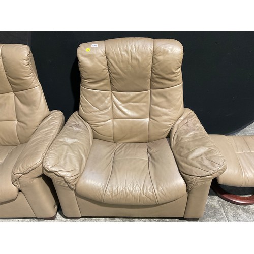 250 - MOCHA LEATHER STRESSLESS ALL RECLINING SETTEE CHAIR AND FOOT STOOL  (CHAIR ARMS SHOWING WEAR)