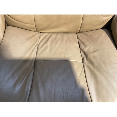 250 - MOCHA LEATHER STRESSLESS ALL RECLINING SETTEE CHAIR AND FOOT STOOL  (CHAIR ARMS SHOWING WEAR)