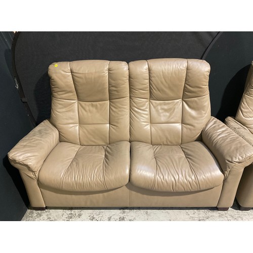 250 - MOCHA LEATHER STRESSLESS ALL RECLINING SETTEE CHAIR AND FOOT STOOL  (CHAIR ARMS SHOWING WEAR)