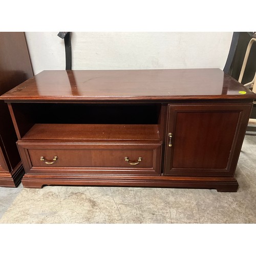 374 - REPRODUCTION MAHOGNY FLAT SCREEN TV STAND H19