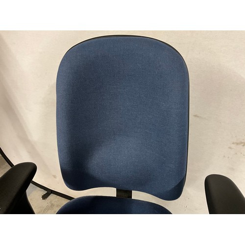 370 - OFFICE SWIVEL ARMCHAIR