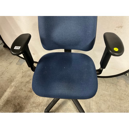 370 - OFFICE SWIVEL ARMCHAIR