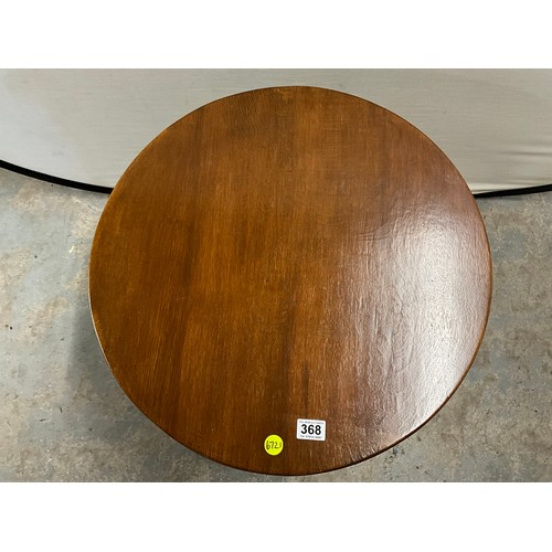 368 - VINTAGE OAK CIRCULAR COFFEE TABLE ON TURNED AND STRETCHERED LEGS H21