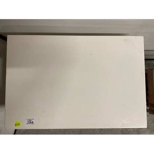 306A - SINGLE DOOR METAL CABINET WITH KEYS H19