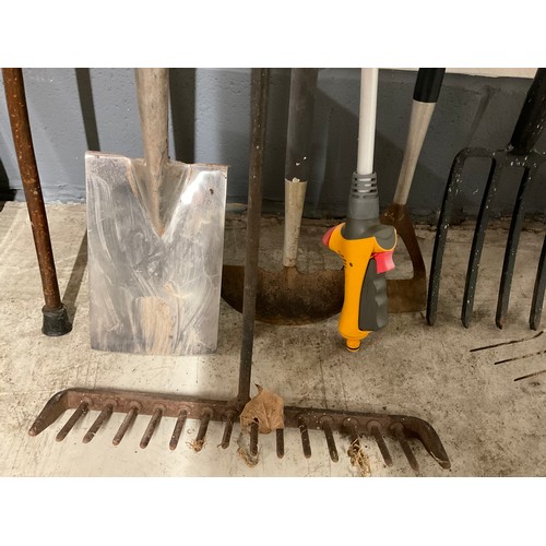 309 - QTY OF GARDEN TOOLS TO INCLUDE STAINLESS STEEL SPADES ETC