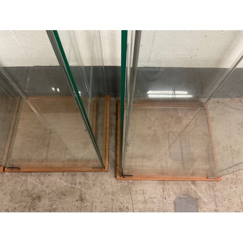 315 - 2 LOCKABLE GLASS DISPLAY CABINETS WITH KEYS 
H64