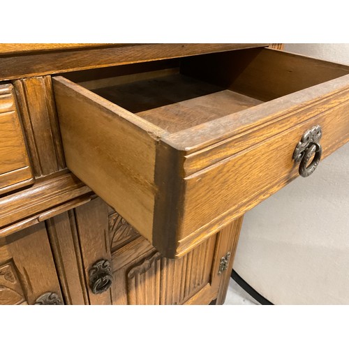 322 - VINTAGE OAK BADGED OLD CHARM SMALL SIDEBOARD WITH 2 DRAWERS OVER 2 DOORS WITH LINEN FOLD DECORATION ... 