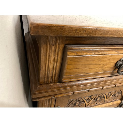 322 - VINTAGE OAK BADGED OLD CHARM SMALL SIDEBOARD WITH 2 DRAWERS OVER 2 DOORS WITH LINEN FOLD DECORATION ... 