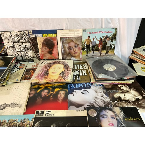 14 - LARGE COLLECTION OF VINTAGE LPS AND SINGLES TO INCLUDE BEATLES ETC