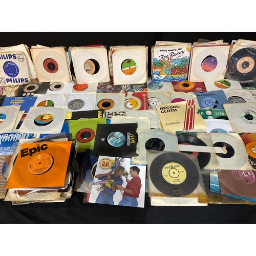 14 - LARGE COLLECTION OF VINTAGE LPS AND SINGLES TO INCLUDE BEATLES ETC