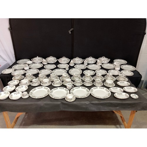 17 - VERY LARGE FINE BONE CHINA CROWN STAFFORDSHIRE DINNER AND TEA SERVICE 112 PIECES