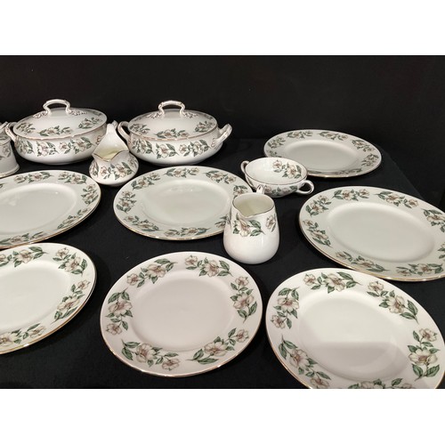 17 - VERY LARGE FINE BONE CHINA CROWN STAFFORDSHIRE DINNER AND TEA SERVICE 112 PIECES