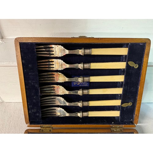 93 - BOX OF CUTLERY TO INCLUDE MAHOGANY CASED FISH KNIVES AND FORKS, LOOSE CUTLERY ETC