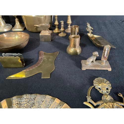 40 - BOX OF VICTORIAN AND LATER BRASS TO INCLUDE CANDLESTICKS PANS ETC