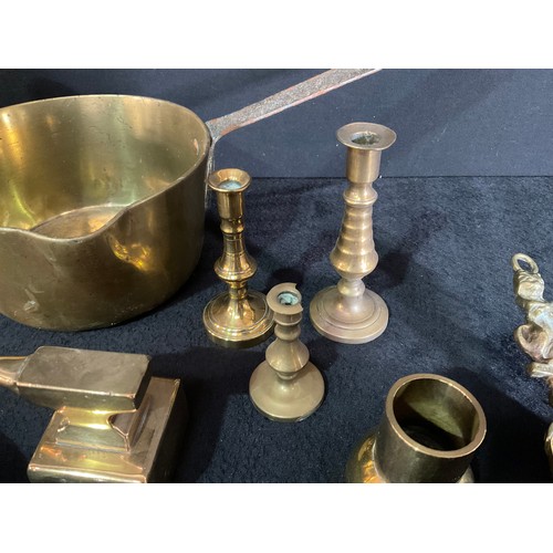 40 - BOX OF VICTORIAN AND LATER BRASS TO INCLUDE CANDLESTICKS PANS ETC