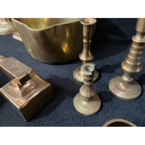 40 - BOX OF VICTORIAN AND LATER BRASS TO INCLUDE CANDLESTICKS PANS ETC