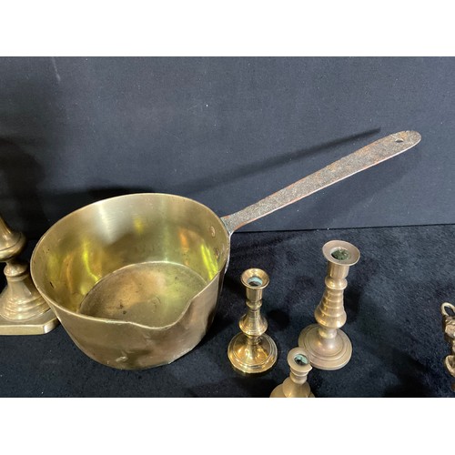 40 - BOX OF VICTORIAN AND LATER BRASS TO INCLUDE CANDLESTICKS PANS ETC