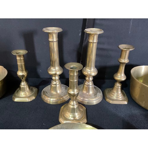 40 - BOX OF VICTORIAN AND LATER BRASS TO INCLUDE CANDLESTICKS PANS ETC