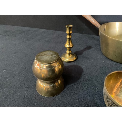 40 - BOX OF VICTORIAN AND LATER BRASS TO INCLUDE CANDLESTICKS PANS ETC