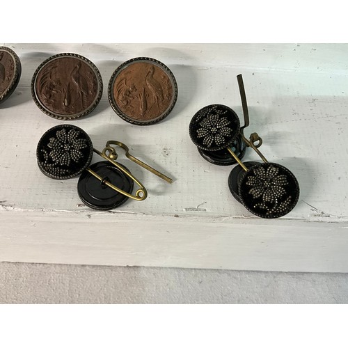 124 - COLLECTION OF VICTORIAN BUTTONS