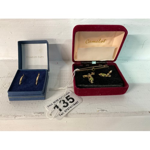 135 - PAIR OF 9CT GOLD EAR RINGS ,9CT GOLD BROOCH SET WITH PERIDOT AND PAIR OF 9CT EAR RINGS SET WITH PERI... 