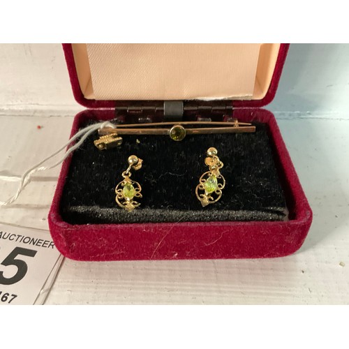 135 - PAIR OF 9CT GOLD EAR RINGS ,9CT GOLD BROOCH SET WITH PERIDOT AND PAIR OF 9CT EAR RINGS SET WITH PERI... 