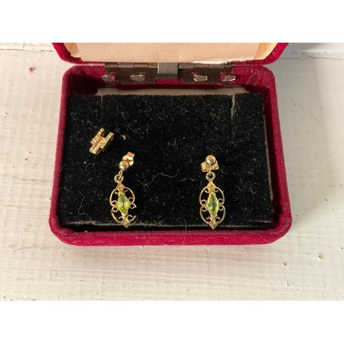 135 - PAIR OF 9CT GOLD EAR RINGS ,9CT GOLD BROOCH SET WITH PERIDOT AND PAIR OF 9CT EAR RINGS SET WITH PERI... 