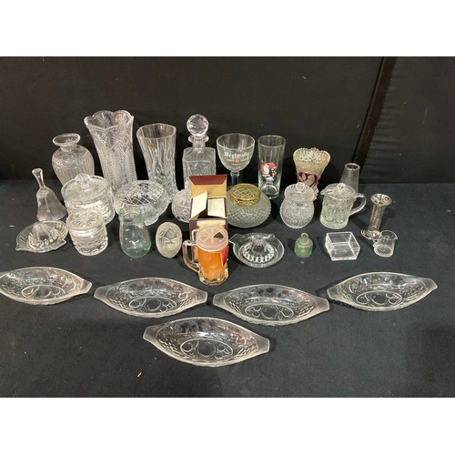 152 - BOX OF GLASSWARE TO INCLUDE DECANTERS, VASES ETC