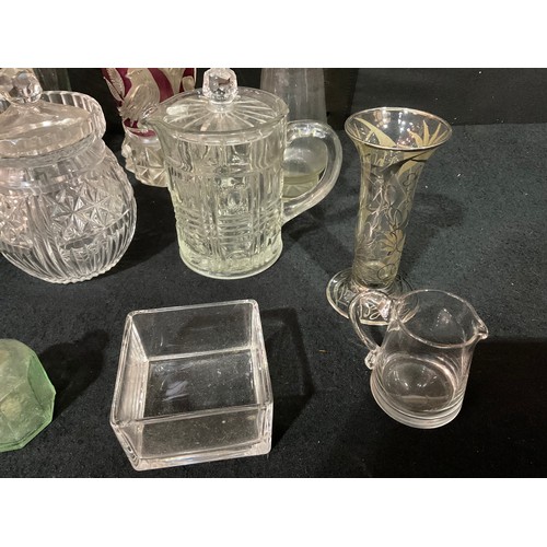 152 - BOX OF GLASSWARE TO INCLUDE DECANTERS, VASES ETC