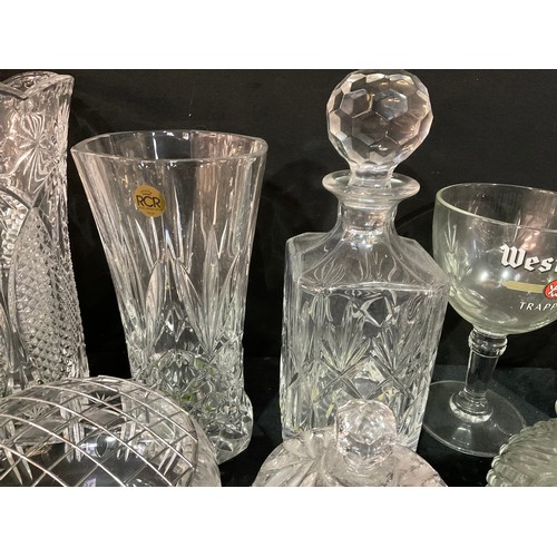 152 - BOX OF GLASSWARE TO INCLUDE DECANTERS, VASES ETC