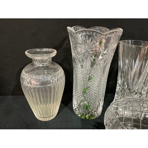 152 - BOX OF GLASSWARE TO INCLUDE DECANTERS, VASES ETC